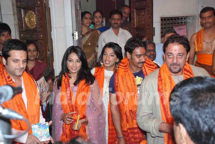 Ajay Devgn,Sanjay Dutt,Bipasha Basu,Mugdha Godse and Fardeen Khan at Siddhivinayak Temple