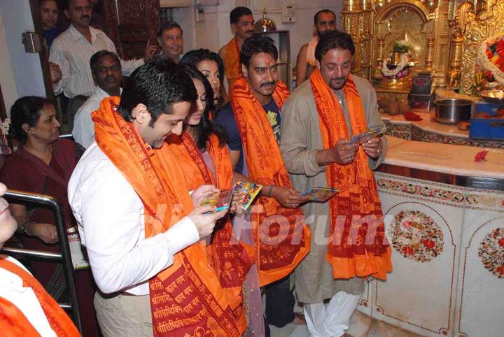 Ajay Devgn,Sanjay Dutt,Bipasha Basu,Mugdha Godse and Fardeen Khan at Siddhivinayak Temple