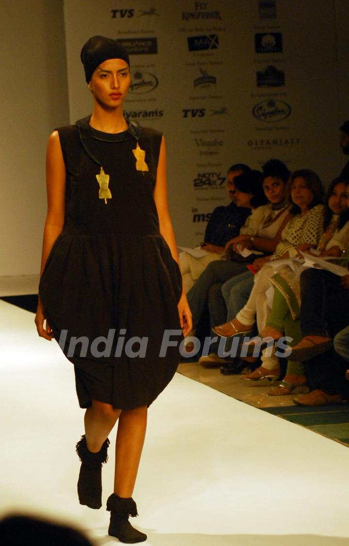 A models catwalks in an outfit design by Kalol Dutta during the Kolkata Fashion Week in Kolkata on 10th Sep 2009