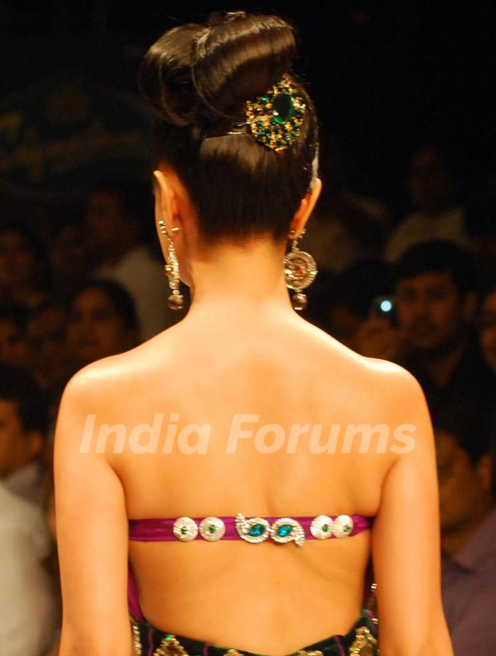 A model Riya Sen catwalks in an outfit design by Kaushik and Pallob during the Kolkata Fashion Week in Kolkata on 10th Sep 2009