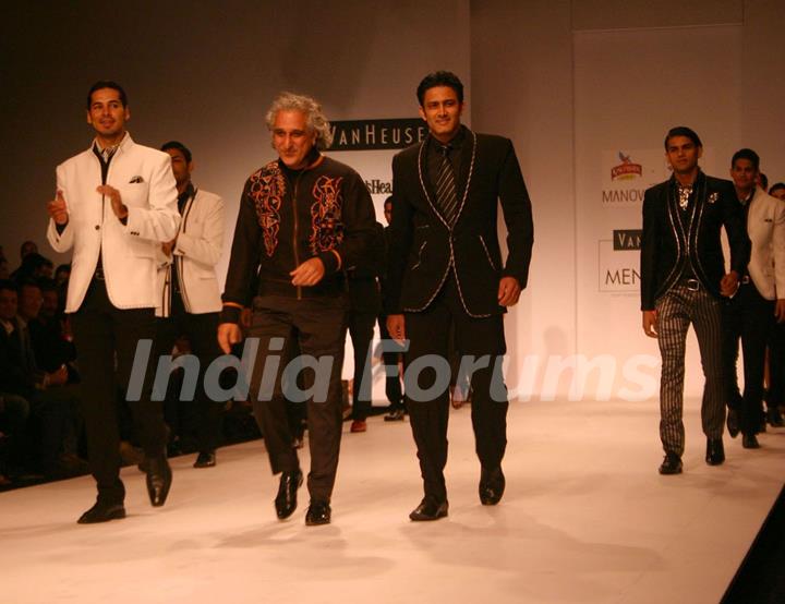 Dino Moria and Anil Kumble at the Designer Manoviraj Khosla show during the Men''s Fashion Week in New Delhi on Friday 11 Sep 2009