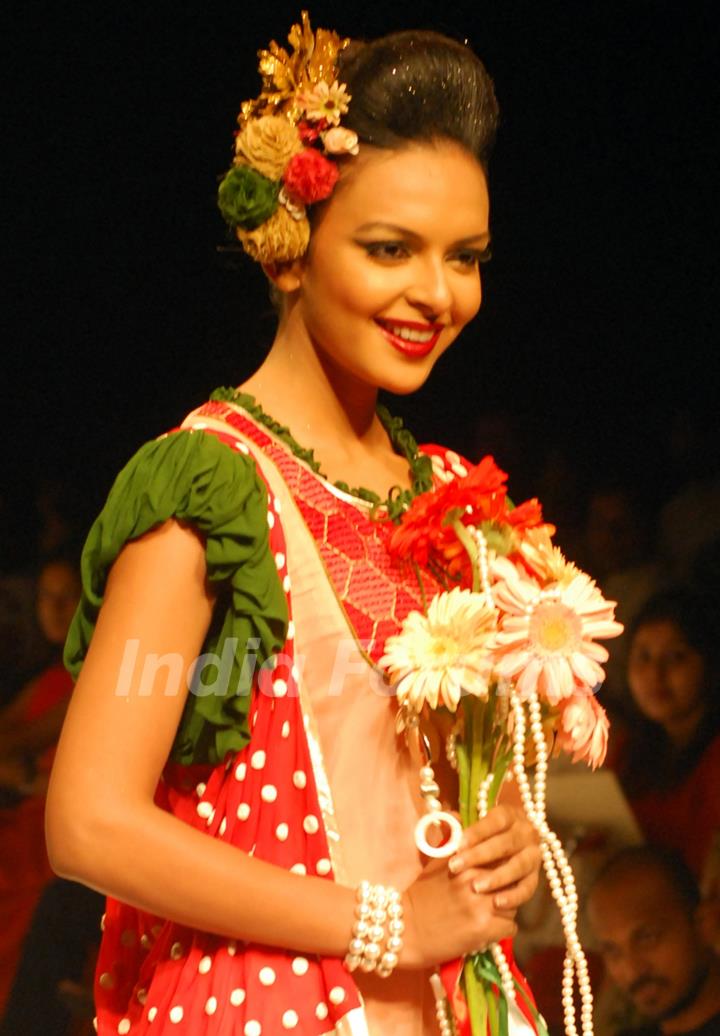 A model at the ramp during the Kolkata Fashion Week in Kolkata on 11th Sep 2009