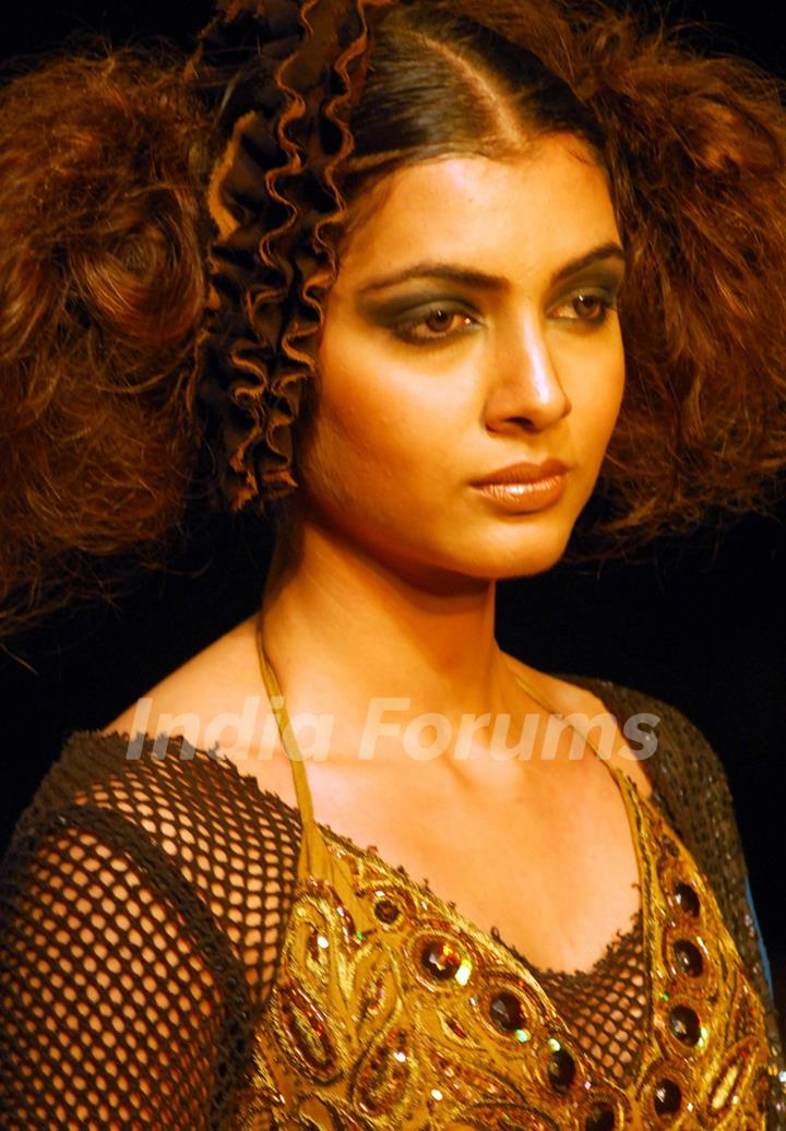 A model at the ramp display Satya Paul colloction during the Kolkata Fashion Week in Kolkata on 12th Sep 09