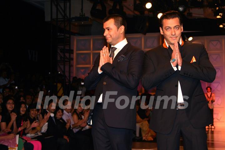 Bollywood Actor Salman Khan with designer Ashish Soni at the Van Heusen &quot;India Mens Week&quot; in New Delhi on Sunday