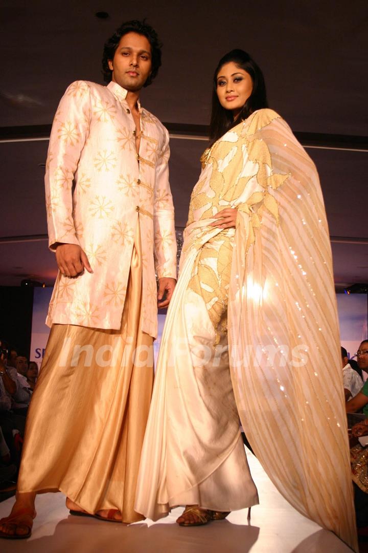 A Sri Lankan model presenting creation by Sri Lankan designer Darshi Keertisena during the Sri Lankan fashion show in New Delhi on 15 Sept Tuesday night 2009