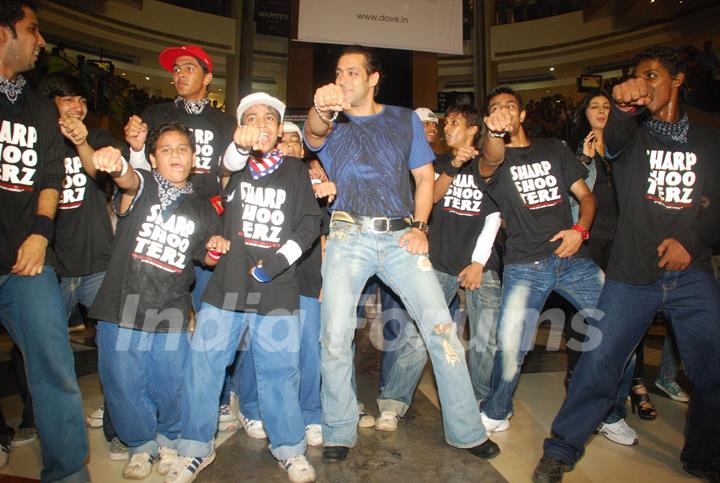 Salman''s parent snapped at Wanted special screening