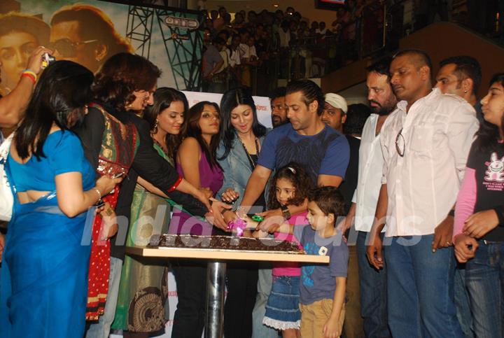 Salman''s parent snapped at Wanted special screening