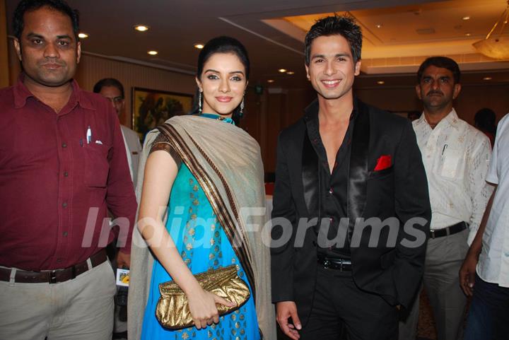 Asin and Shahid Kapoor at Giant Awards in Trident