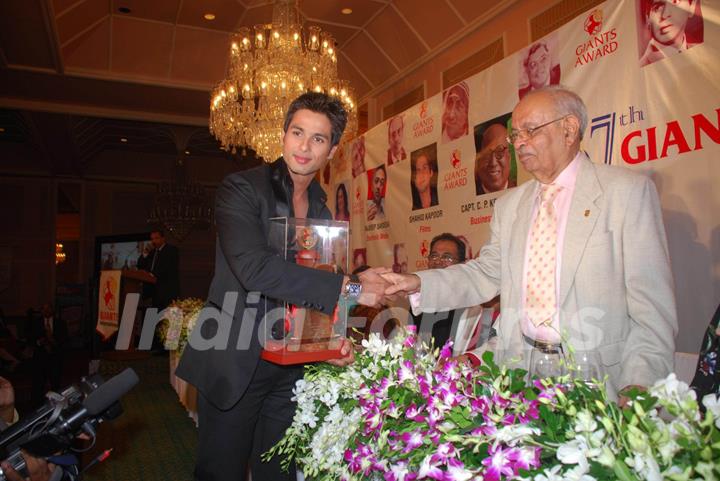 Shahid Kapoor at Giant Awards in Trident