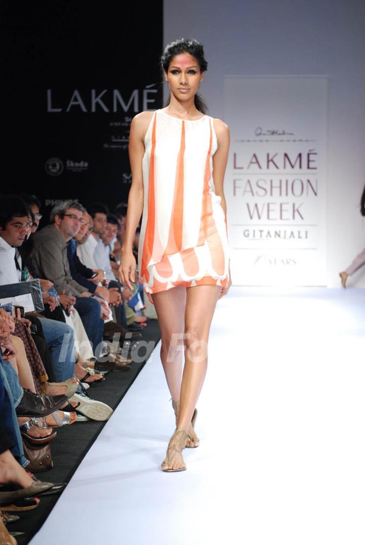 Anand Kabra''s amazing asymmetric feminine collection for spring/summer 2010 created magic at lakme fashion week