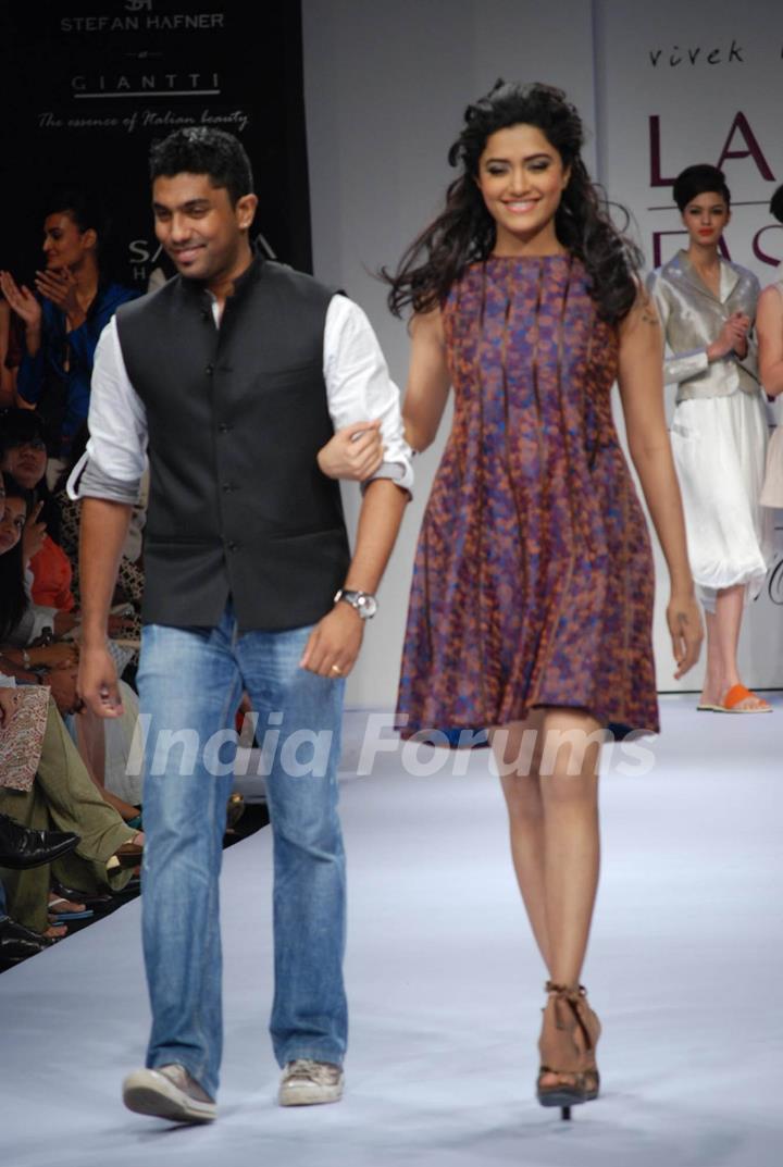 Anand Kabra''s amazing asymmetric feminine collection for Spring/Summer 2010 created magic at lakme fashion week