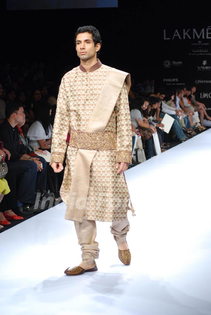 Models on the ramp of Shyamal and Bhumika and Vivek Karunakaran presented diverse fashion trends for Spring/Summer 2010 at Lakme Fashion Week