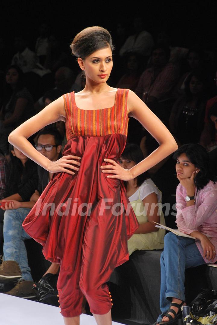 Anand Kabra''s amazing asymmetric feminine collection for Spring/Summer 2010 created magic at lakme fashion week