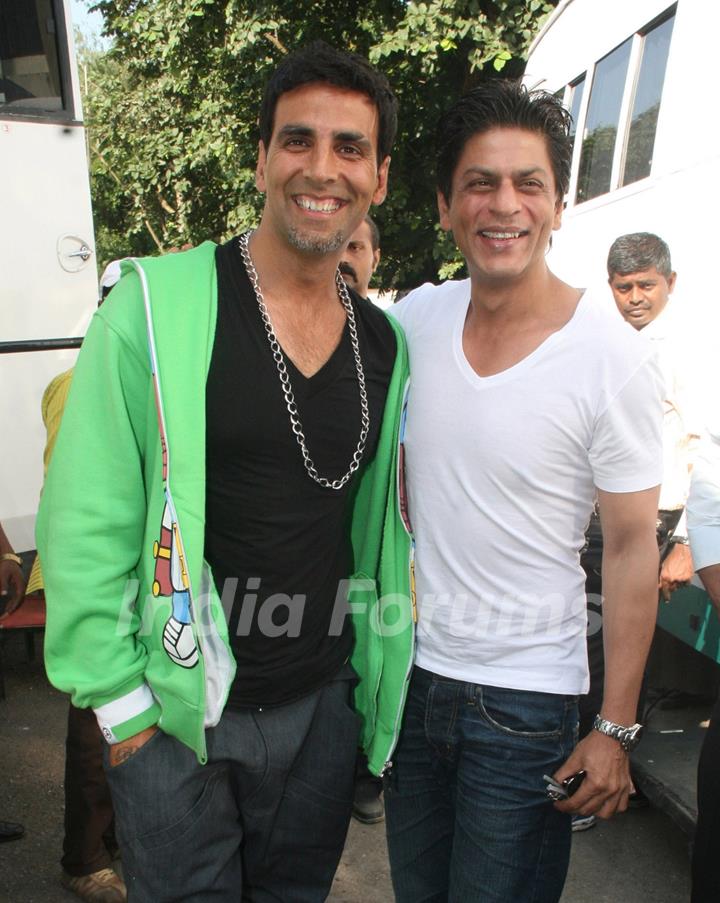 Shahrukh Khan & Akshay Kumar on the sets of Akshay''s forthcoming movie Blue at Filmcity in Mumbai