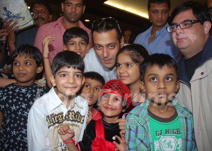 Salman Khan celebrates International Rose day with cancer affected childrens at Hinduja Hospital in Mumbai