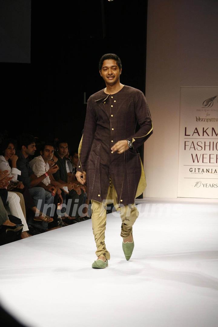 Shreyas Talpade on the ramp of Digvijay Singh at Lakme Fashion Week for spring/summer 2010