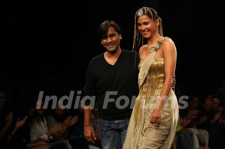 Lara Dutta walks the runway at Rakesh Aggarwal show at the Lakme Fashion Week Spring/Summer 2010 Day 5, in Mumbai