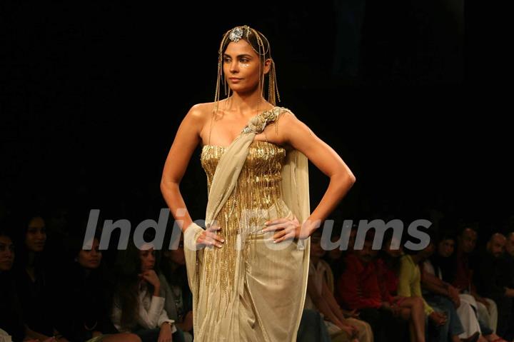 Lara Dutta walks the runway at Rakesh Aggarwal show at the Lakme Fashion Week Spring/Summer 2010 Day 5, in Mumbai