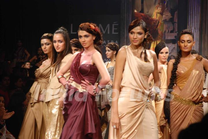 Models walks the runway at Tarun Tahiliani show at the Lakme Fashion Week Spring/Summer 2010 Day 5, in Mumbai