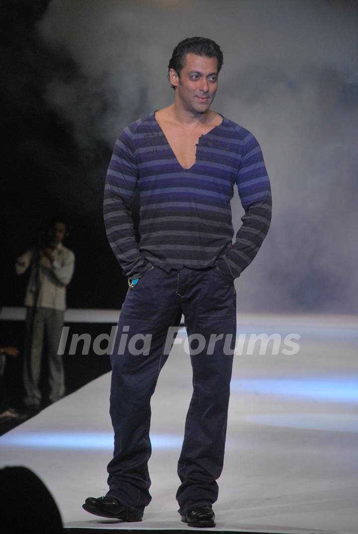 Salman Khan Walk the Ramp for &quot;Guru Brand&quot; at Taj Land''s End