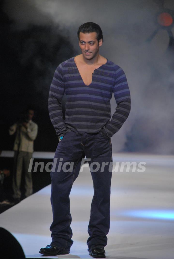 Salman Khan Walk the Ramp for &quot;Guru Brand&quot; at Taj Land''s End