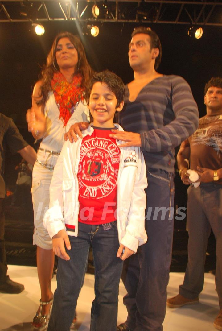 Salman Khan, Lara Dutta and Darsheel Walk the Ramp for &quot;Guru Brand&quot; at Taj Land''s End