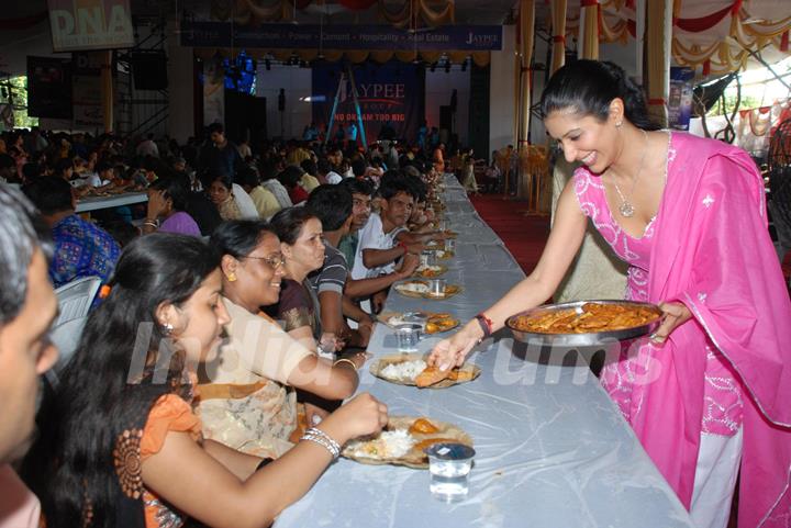 Sophie Choudhary at Durga Pooja at Juhu, in Mumbai