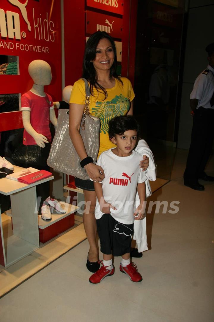Maria Goretti with kids at Puma Gina Gony wear launch at Oberoi Mall in Mumbai
