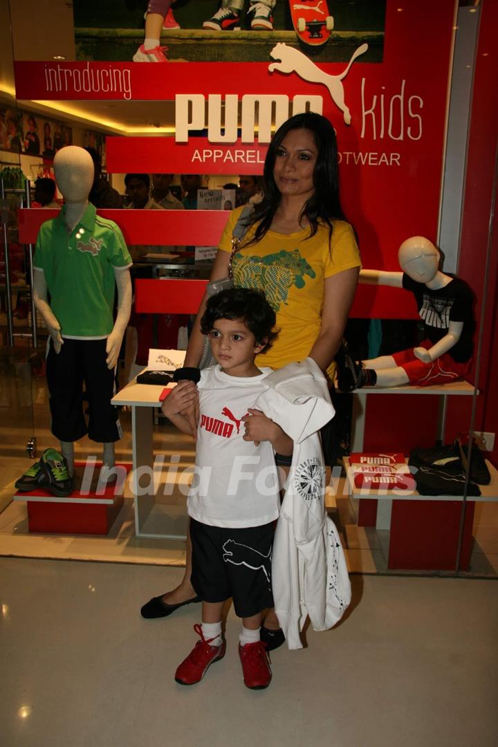 Maria Goretti with kids at Puma Gina Gony wear launch at Oberoi Mall in Mumbai