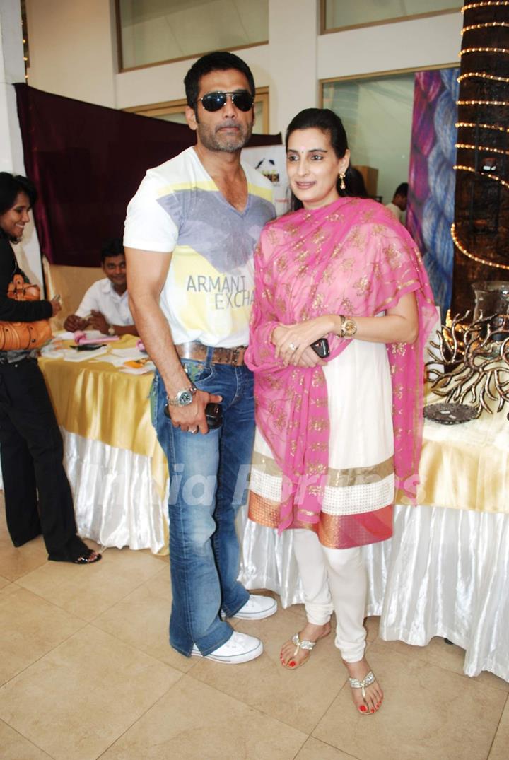 Sunil Shetty with wife Mana at Araish exhibition