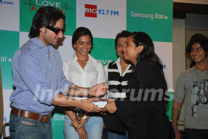 &quot;Saif Ali Khan & Deepika Padukone meet LAK-Bigadda contest winners&quot;