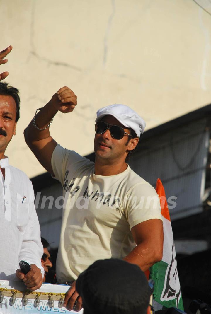 Salman Khan campaigns for Baba Siddiqui