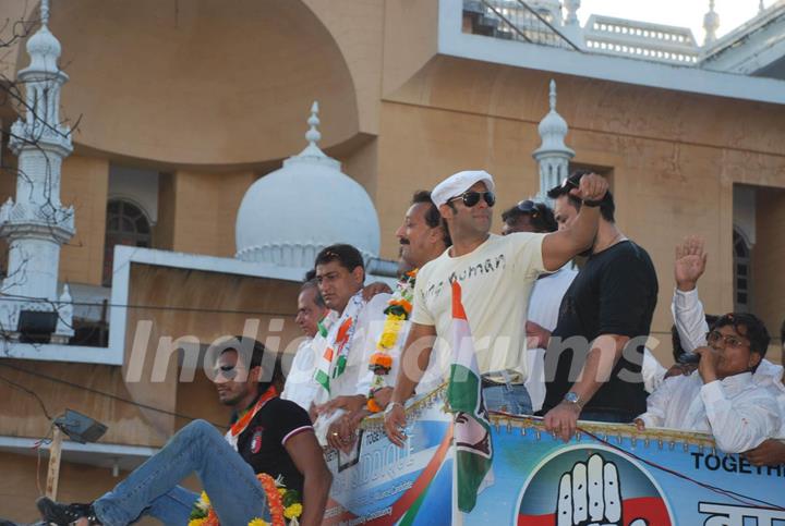 Salman Khan campaigns for Baba Siddiqui