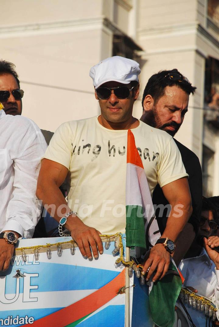 Salman Khan campaigns for Baba Siddiqui