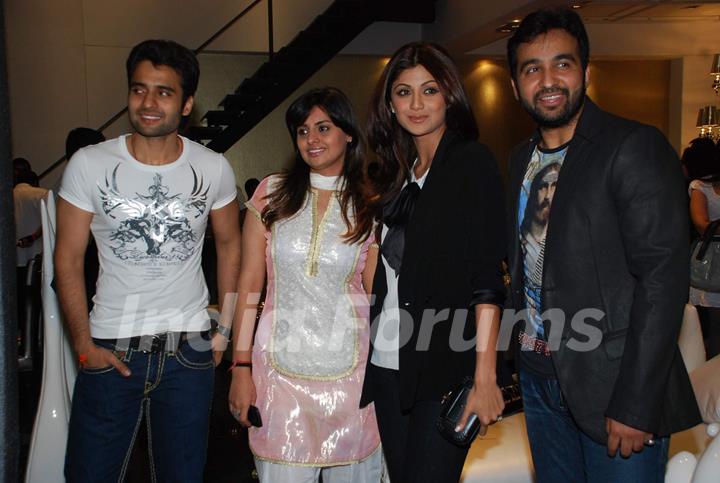 Shilpa Shetty with Raj Kundra at Vashu Bhagnani''s Honey store launch at Juhu in Mumbai