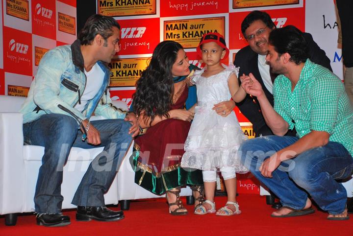 Salman Khan and Kareena Kapoor at the Main Aur Mrs Khanna VIP Make a Wish foundation event [Photo: IANS]