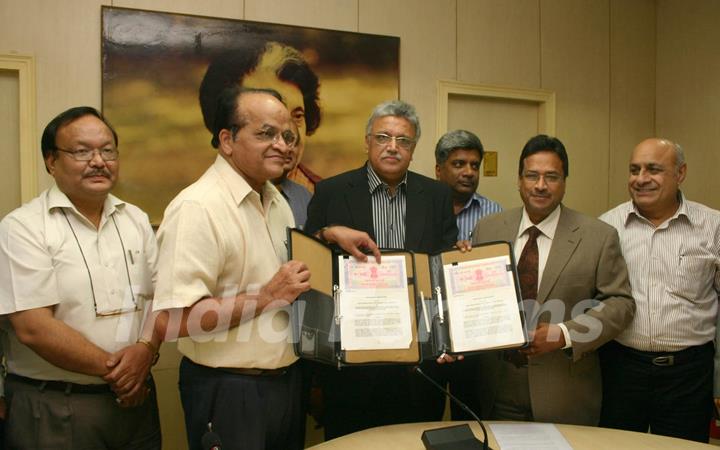 IGNOU vice chancellor Prof V N Rajasekharan and AEPC chairman Rakesh Vaid at the signing of the MOU on Monday New Delhi 12 oct 2009