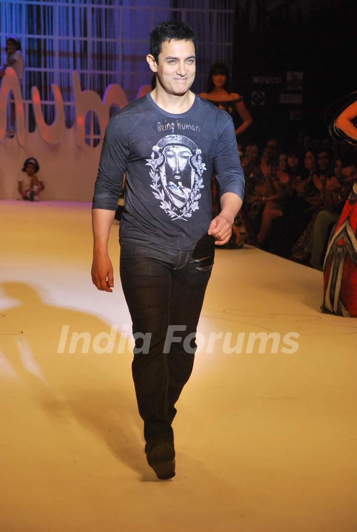 Aamir Khan at Salman Khan''s Being Human show at HDIL India Couture Week on Day 2