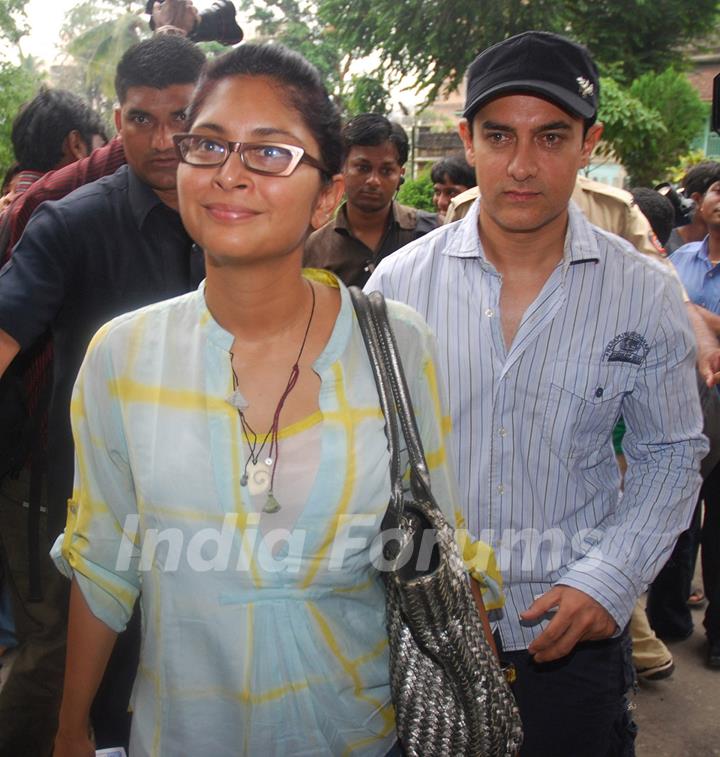 Aamir KHan & wife Kiran Rao pose after casting his votes today for Maharashtra Elections