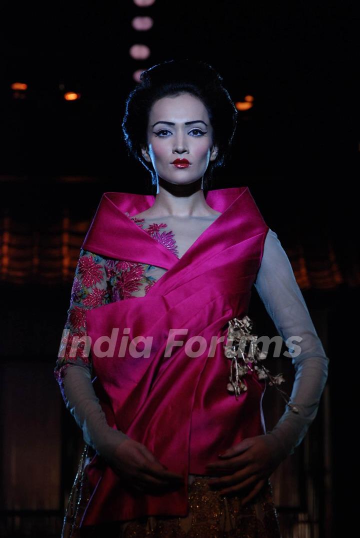 A model showcasing designer Varun Bahl''s creation on the ramp at the HDIL India Couture Week in Mumbai Wednesday night