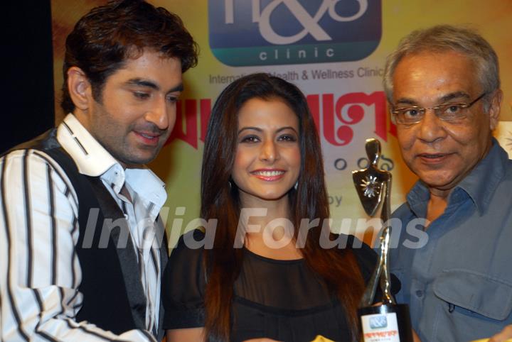 Tollywood actors Jeet and Koel with famous actors Dhritiman Chatterjee unveiling of the new Trophy of Anandalok Purashkar 2009 at a function in Kolkata on 15th oct 09