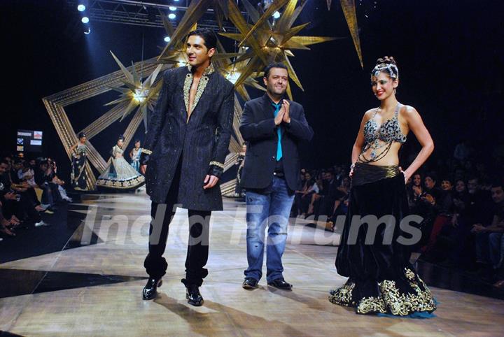 Zayed Khan,Designer Manav and Shruti Hassan walk for Manav Gangwani at HDIL, Grand Hyatt in Mumbai on Thursday,15 October 2009