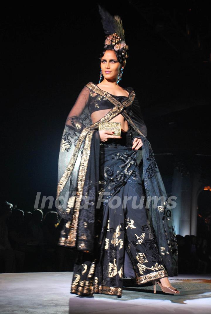Model walk on the ramp of Suneet Erma''s fashion show at HDIL ICW at HDIL, Grand Hyatt in Mumbai on Thursday,15 October 2009