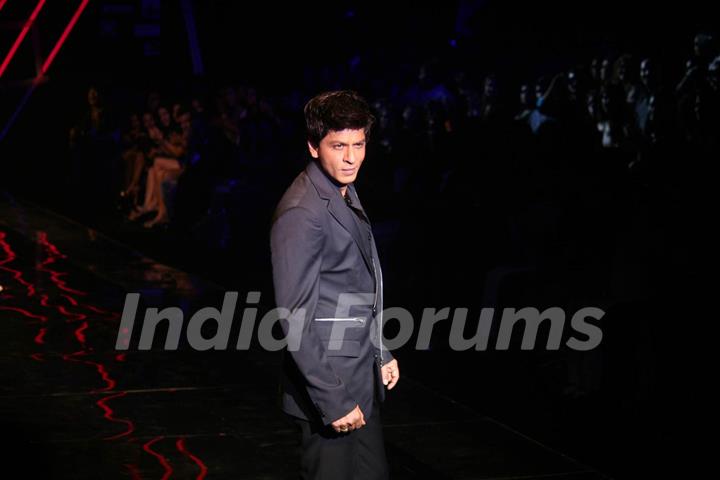 Shah Rukh Khan walk on the ramp for the Karan Johar show