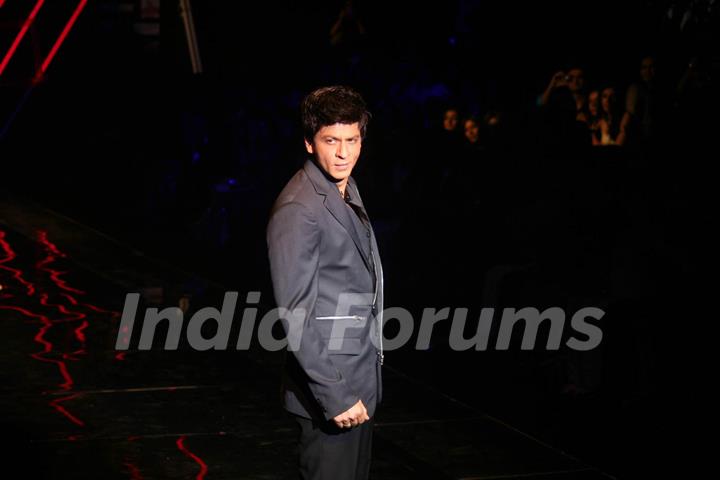 Shah Rukh Khan walk on the ramp for the Karan Johar show