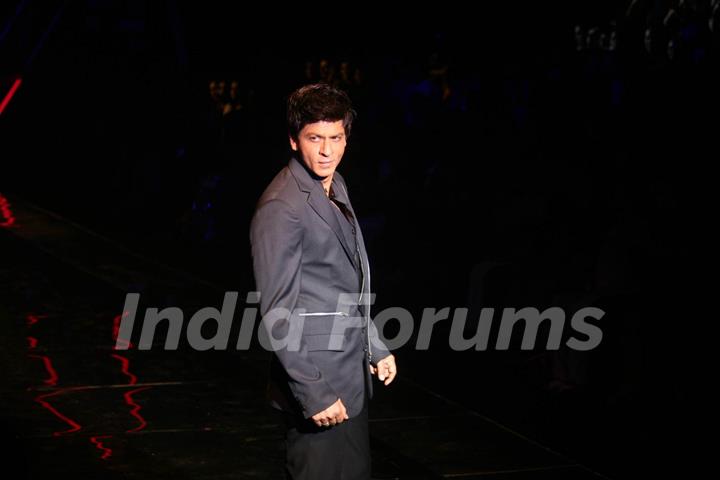 Shah Rukh Khan walk on the ramp for the Karan Johar show