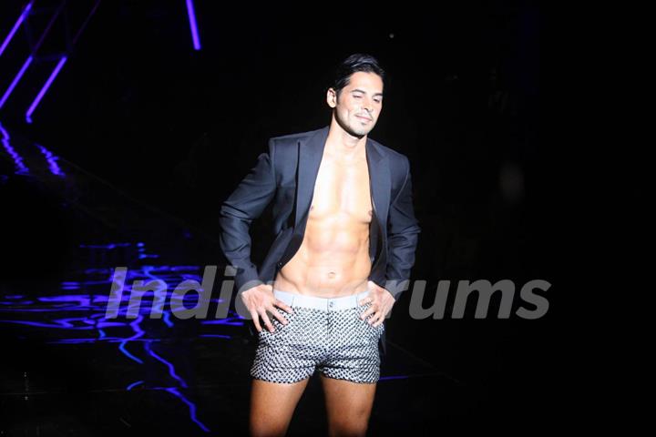 Dino Morea on the ramp for Karan Johar show