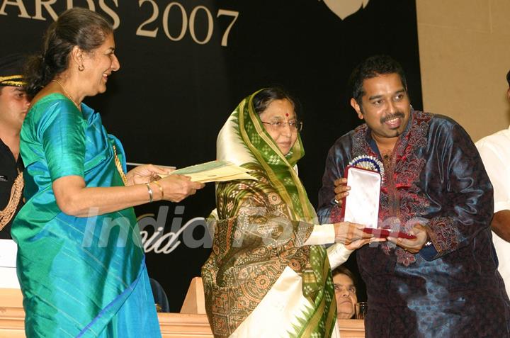 President Pratibha Devi Singh Patil presenting '''' 55th National film award to Shankar Mahadevan at Vigyan Bhawan, in New Delhi on Wednesday, also in photo I and B minister Ambika Soni