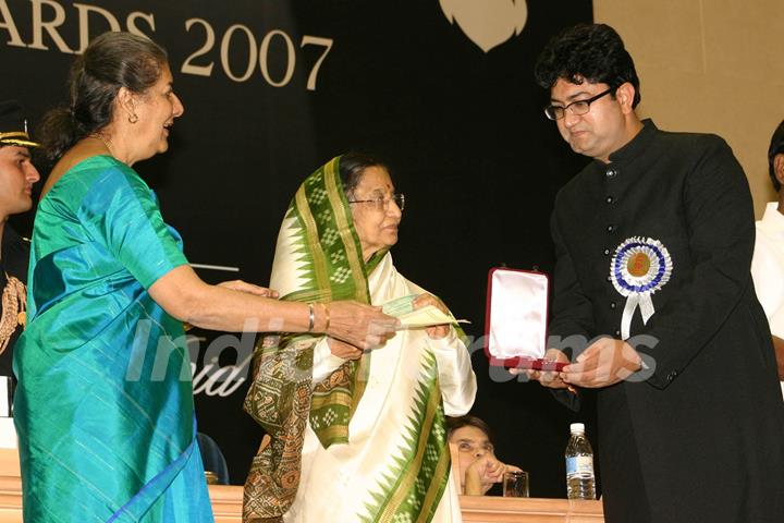 President Pratibha Devi Singh Patil presenting '''' 55th National film award to Parsoon Joshi at Vigyan Bhawan, in New Delhi on Wednesday, also in photo I and B minister Ambika Soni