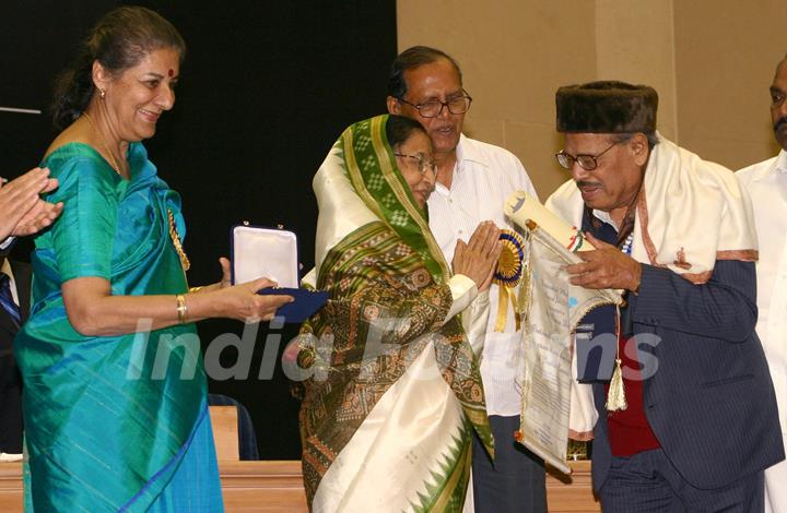 President Pratibha Devi Singh Patil presenting ''''Dadasaheb Phalke award 2007'''' to Manna Dey at Vigyan Bhawan, in New Delhi on Wednesday, also in photo I and B minister Ambika Soni